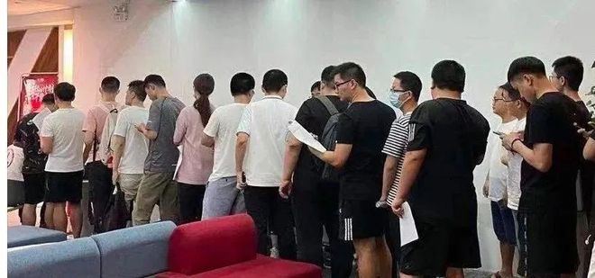 卡普尔家开饭啦 宝莱坞第一家庭的用餐时光